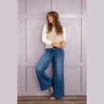 Patch Pockets Wide-Leg Jeans
